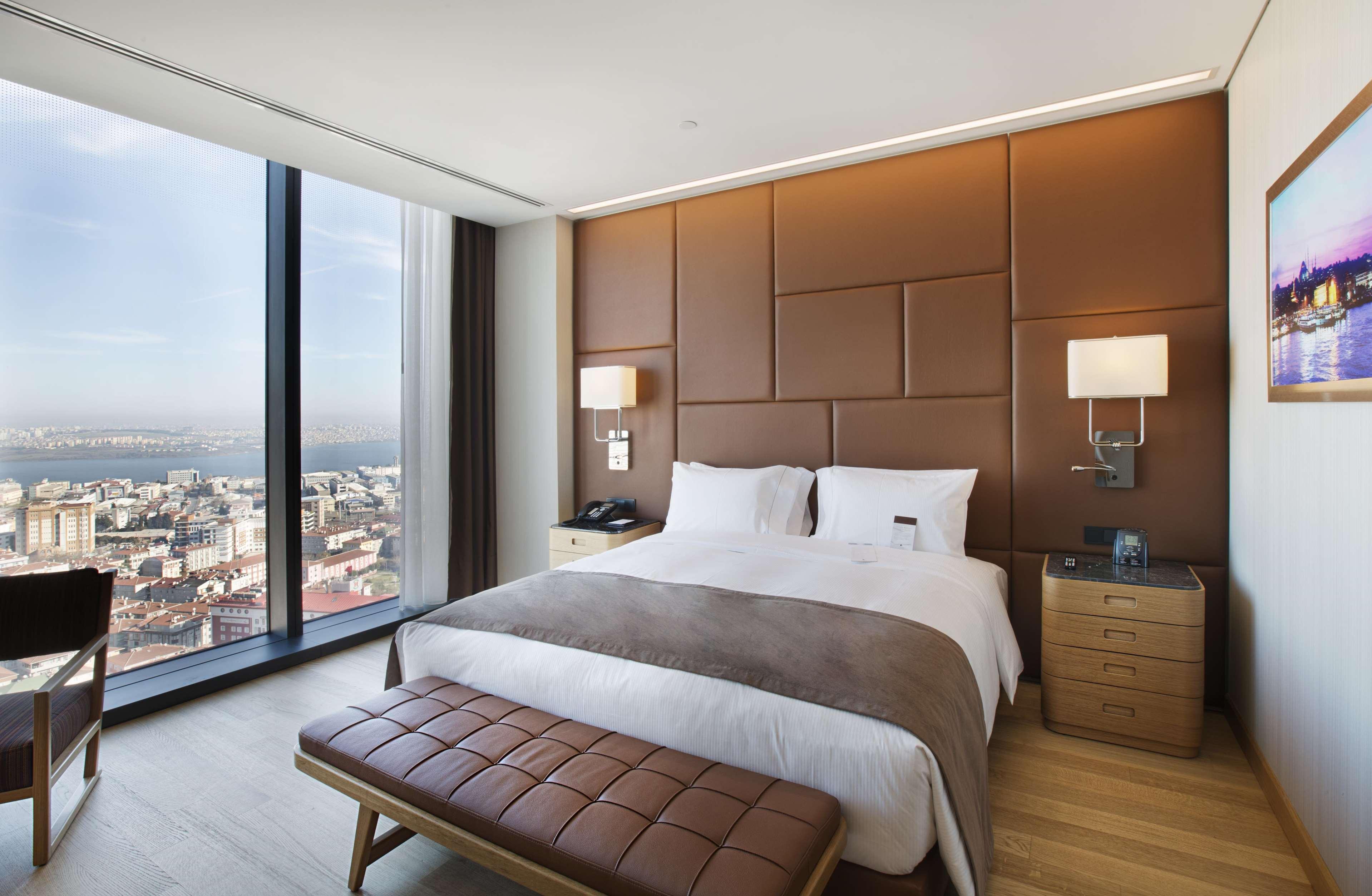 Doubletree By Hilton Istanbul-Avcilar Hotel Bagian luar foto A bedroom at the hotel